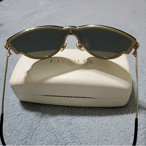 Shades - Picture 8 of 8